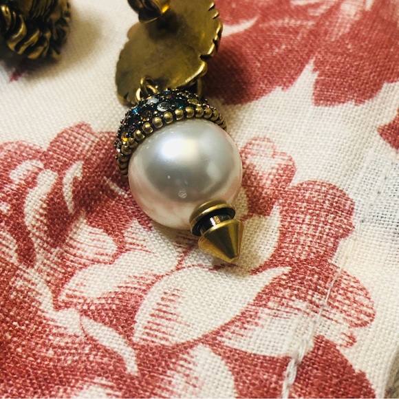 RARE ๐ ๐ Gucci Metal Crystal Lion Glass Pearl Earrings Aged Gold - Picture 8 of 8
